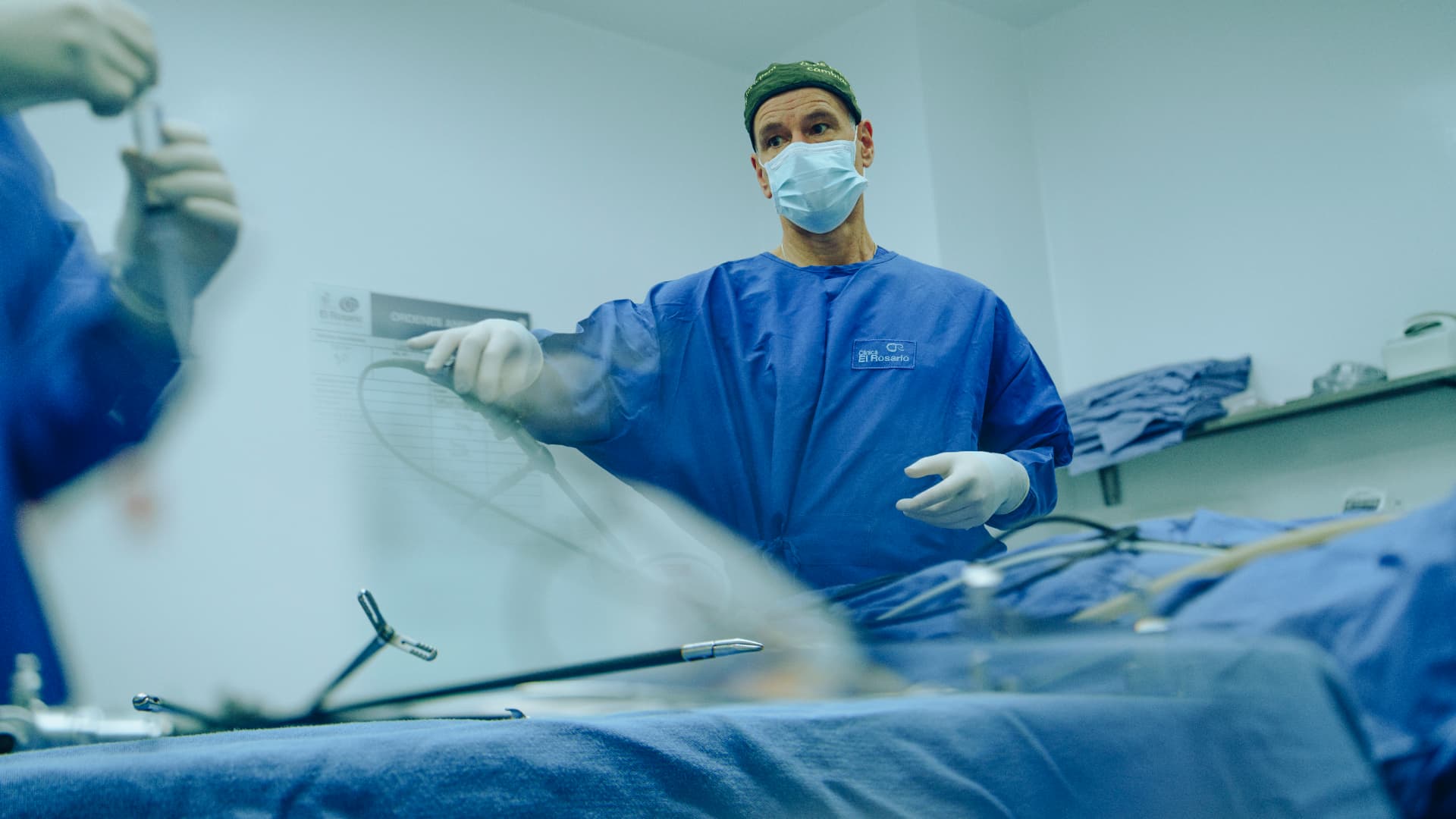 Dr. Carlos Lopera realizando cirugía laparoscópica