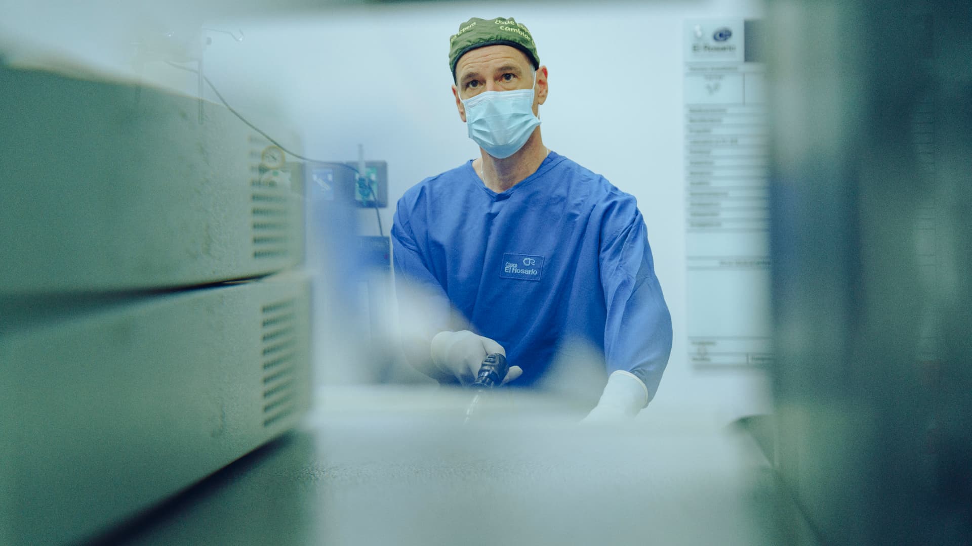 Dr. Carlos Lopera durante un procedimiento